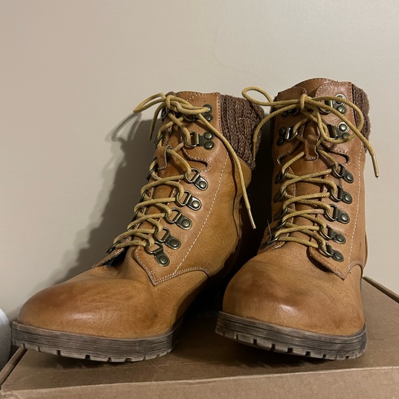 Refresh leatherette lace up sweater combat boots NWOT - Picture 1 of 5